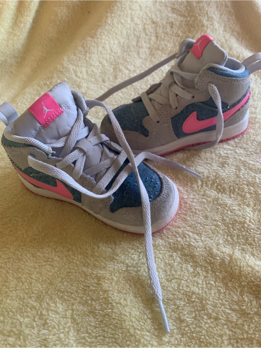 Nike Jordan SE Kids Mid-Top Sneakers in Gray, Blue & Pink size 7